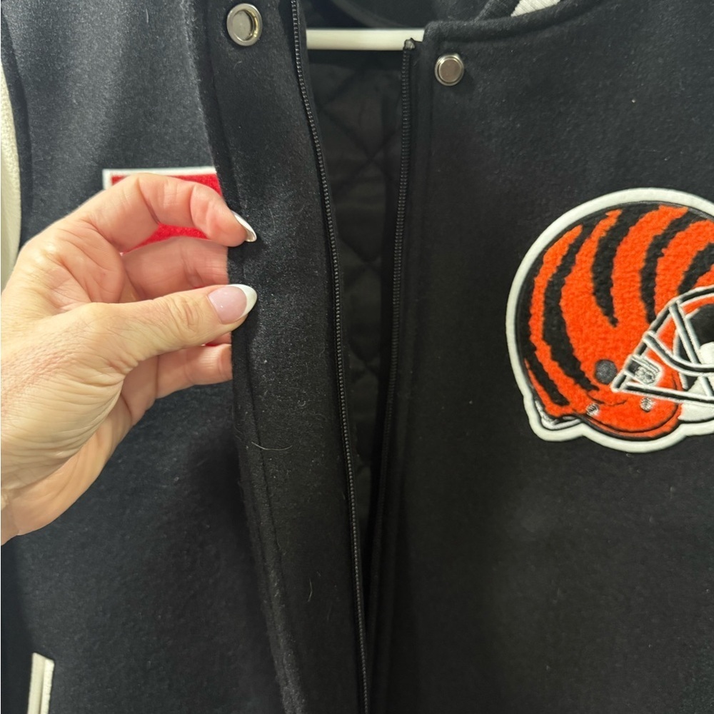 Women’s Wool Varsity Cincinnati Bengals jacket black/white Pro Standard Luxury - Picture 9 of 9